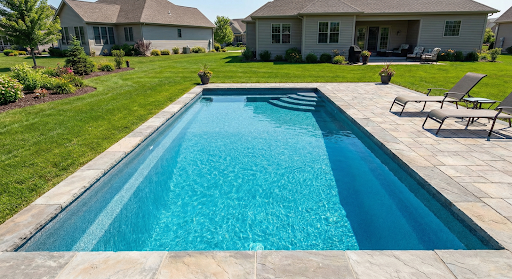 Бетонный, композитный или каркасный: какой бассейн лучше выбрать для загородного дома?