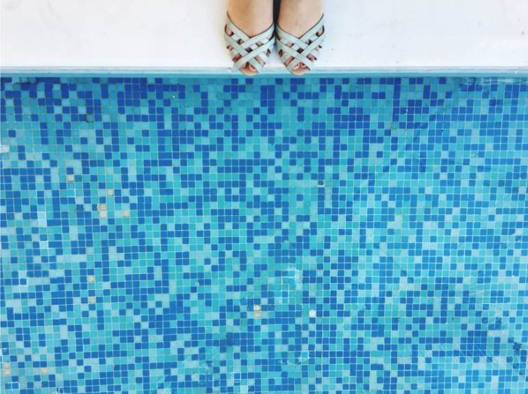 Как подготовить чашу бассейна под укладку мозаики: пошаговое руководство и советы экспертов