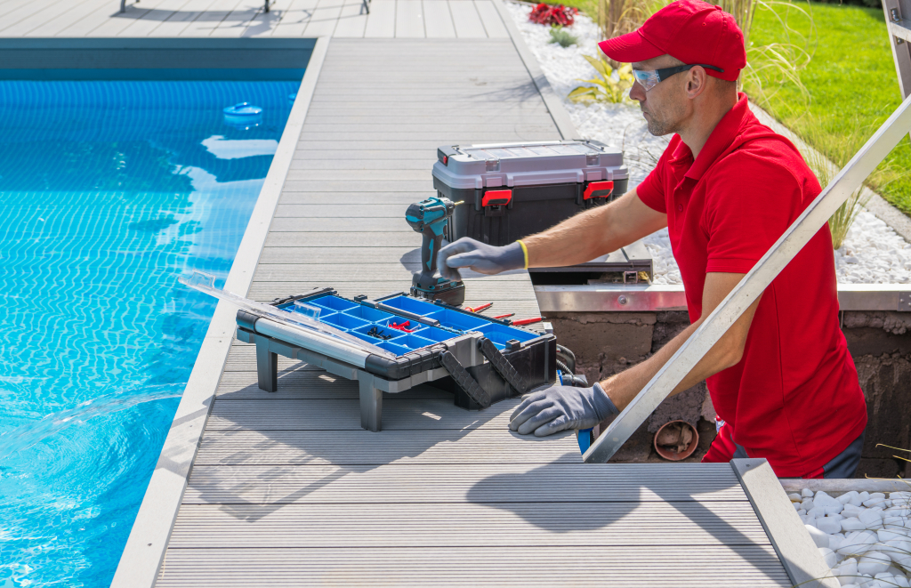 outdoor-pool-maintenance-service-worker.jpg